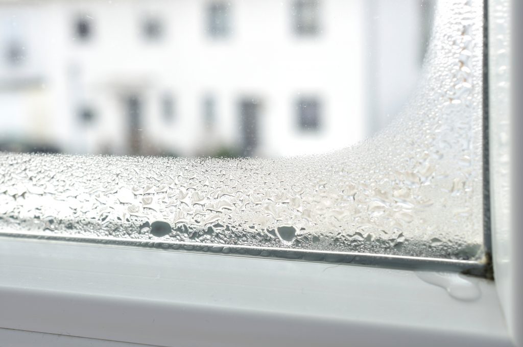 Konendswasser am Fenster mit 7 Maßnahmen vermeiden