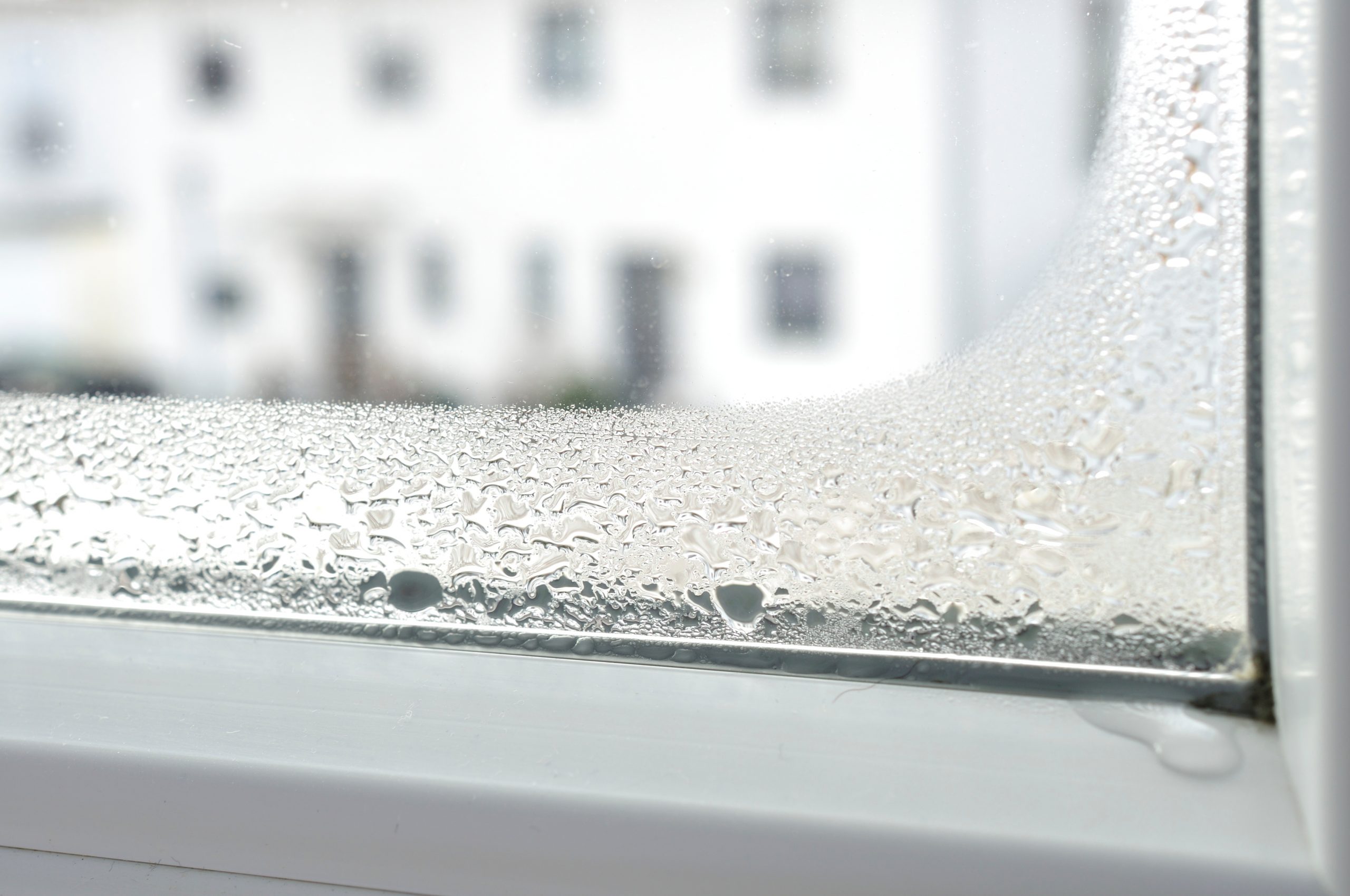 Konendswasser am Fenster mit 7 Maßnahmen vermeiden